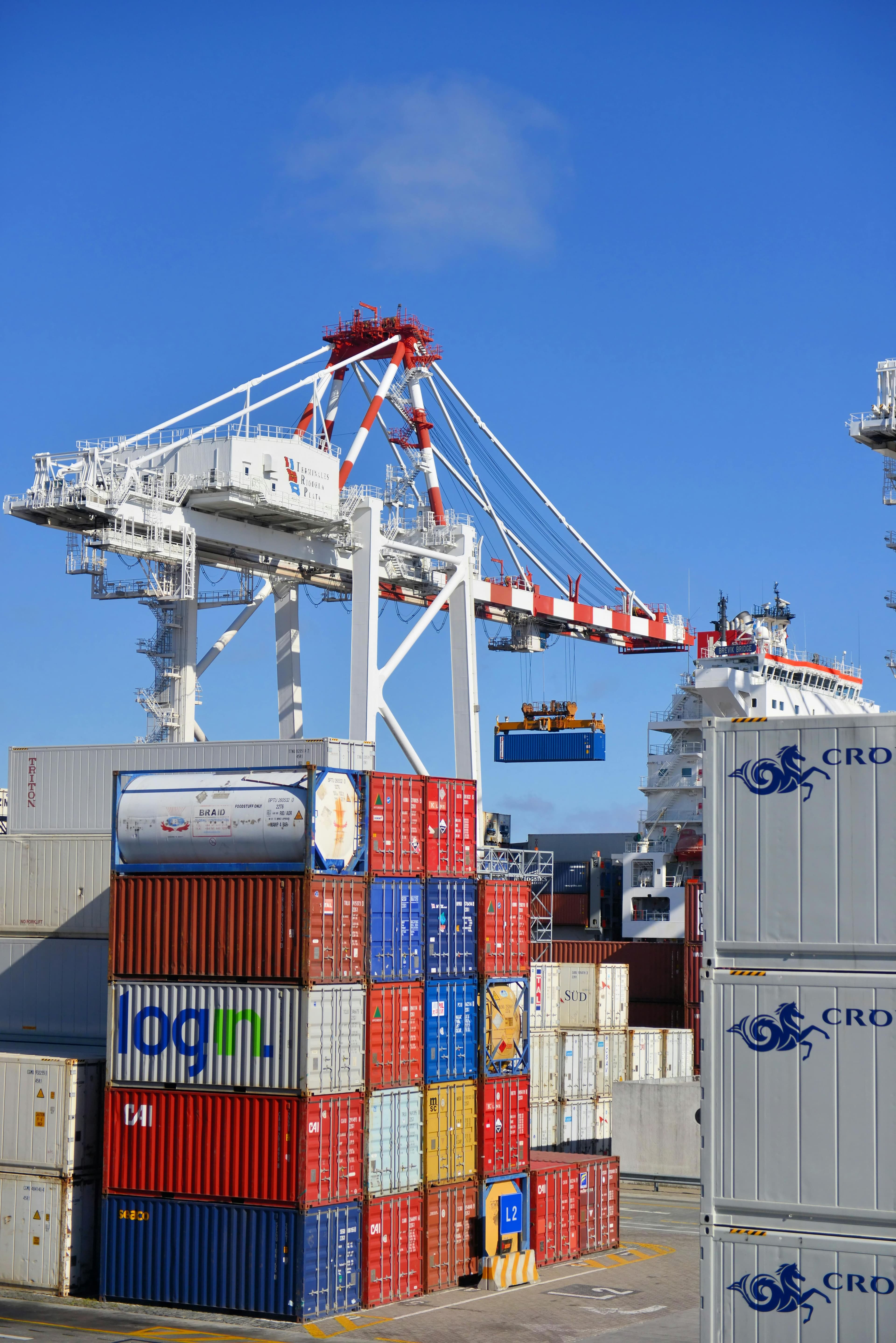 Container loading — port crane operations